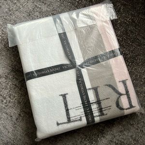 【New with Tag】Victoria's Secret Cozy Blanket 50" X 60"